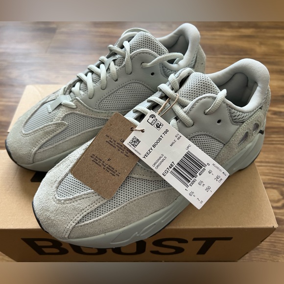 Yeezy Boost 700 Salt Size 7 US main image 4